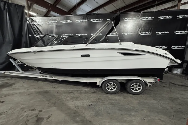Slide: The Image of Sea Ray 250 SDX 2025 - 2