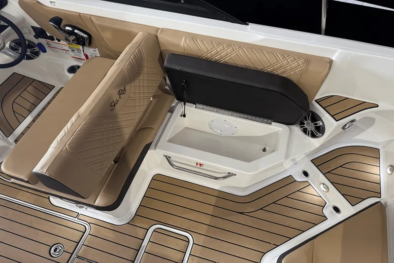 Slide: The Image of Sea Ray 250 SDX 2025 - 20