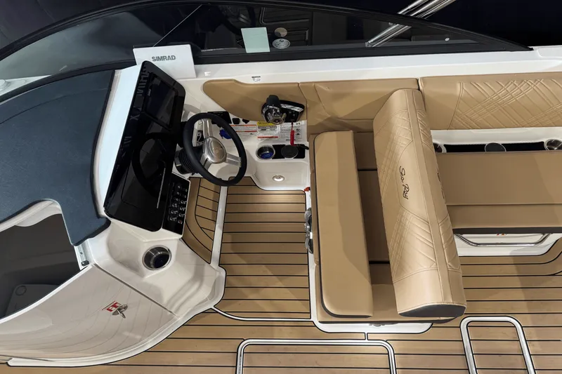 Slide: The Image of Sea Ray 250 SDX 2025 - 21