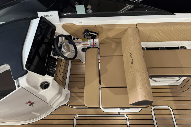 Slide: The Image of Sea Ray 250 SDX 2025 - 22