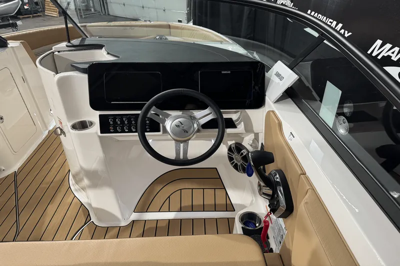 Slide: The Image of Sea Ray 250 SDX 2025 - 23