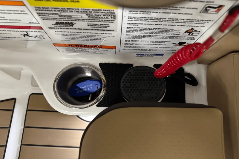 Slide: The Image of Sea Ray 250 SDX 2025 - 25