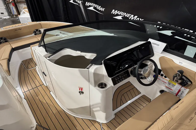Slide: The Image of Sea Ray 250 SDX 2025 - 26