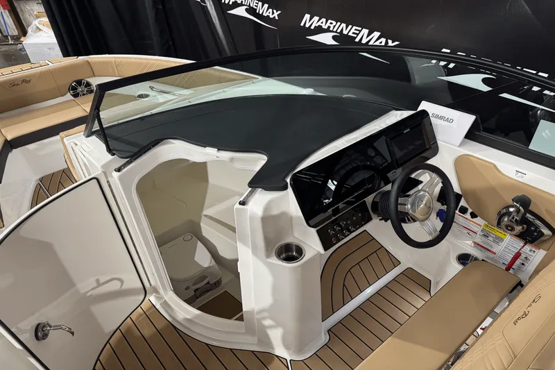 Slide: The Image of Sea Ray 250 SDX 2025 - 27