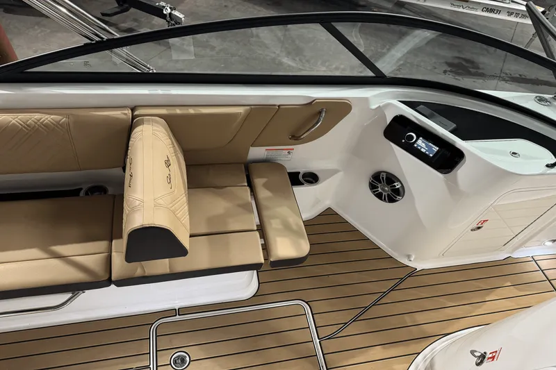 Slide: The Image of Sea Ray 250 SDX 2025 - 29