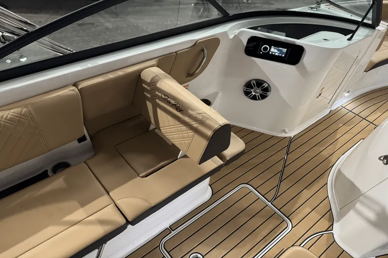 Slide: The Image of Sea Ray 250 SDX 2025 - 31