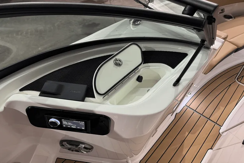 Slide: The Image of Sea Ray 250 SDX 2025 - 33