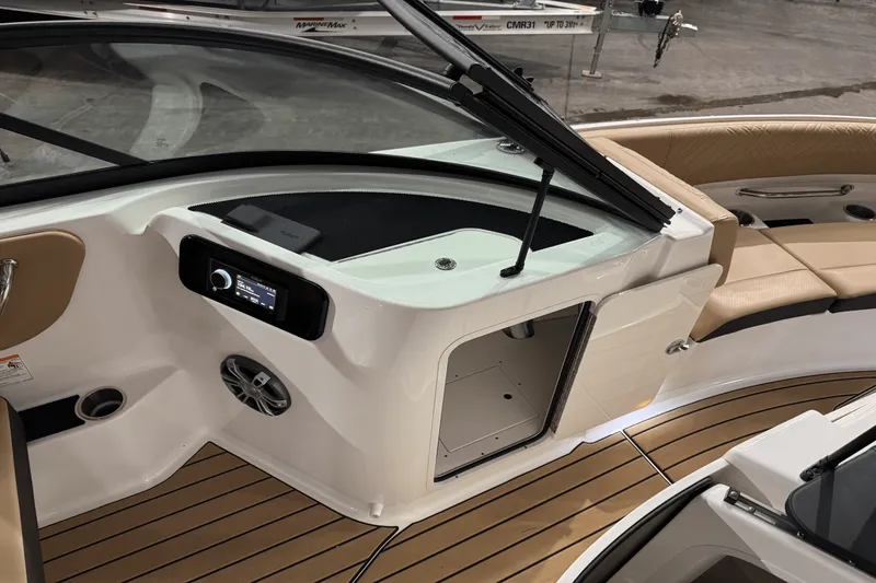 Slide: The Image of Sea Ray 250 SDX 2025 - 34