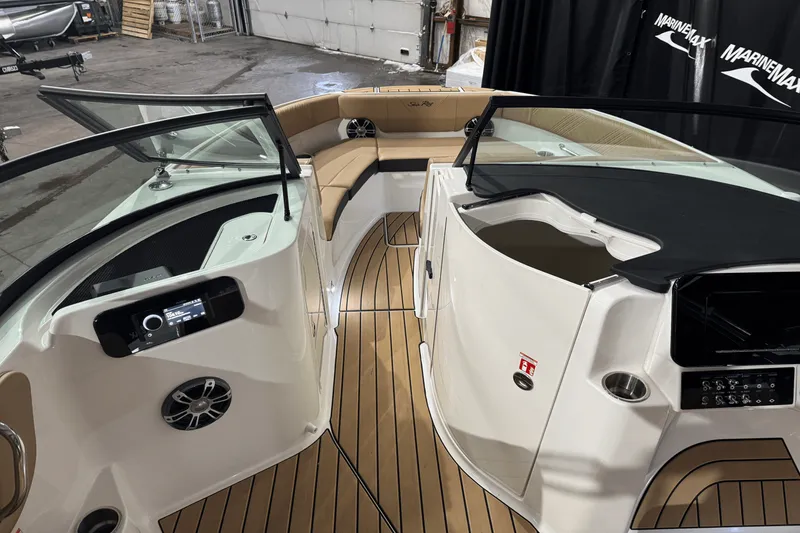 Slide: The Image of Sea Ray 250 SDX 2025 - 35