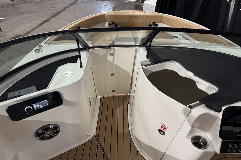 Slide: The Image of Sea Ray 250 SDX 2025 - 36