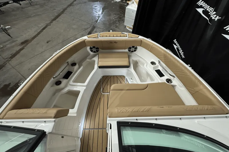 Slide: The Image of Sea Ray 250 SDX 2025 - 39
