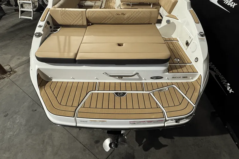 Slide: The Image of Sea Ray 250 SDX 2025 - 4