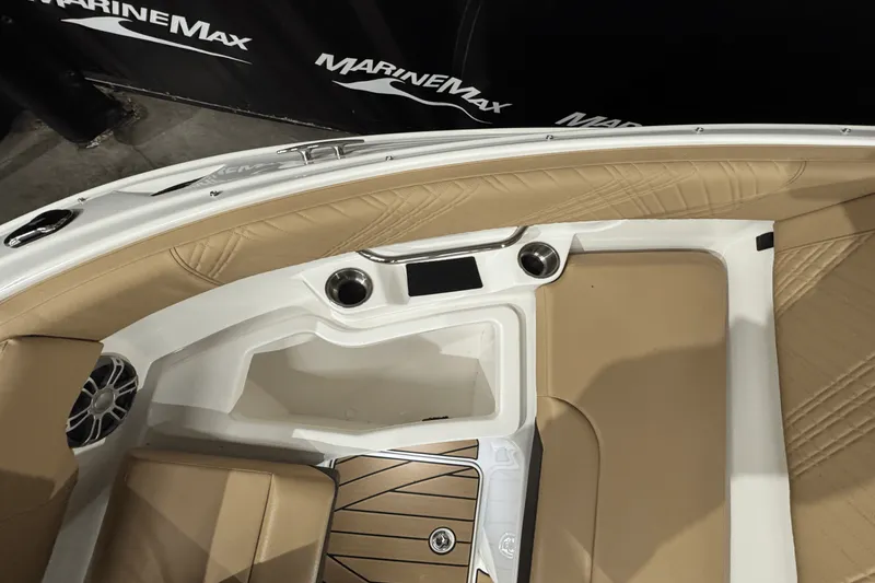 Slide: The Image of Sea Ray 250 SDX 2025 - 42