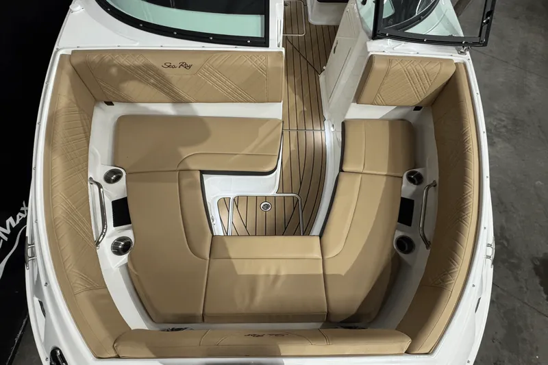 Slide: The Image of Sea Ray 250 SDX 2025 - 45