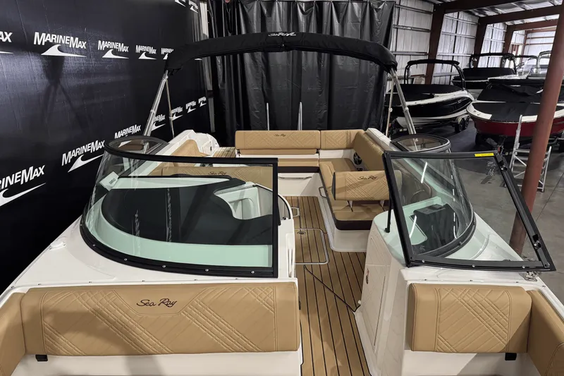 Slide: The Image of Sea Ray 250 SDX 2025 - 46