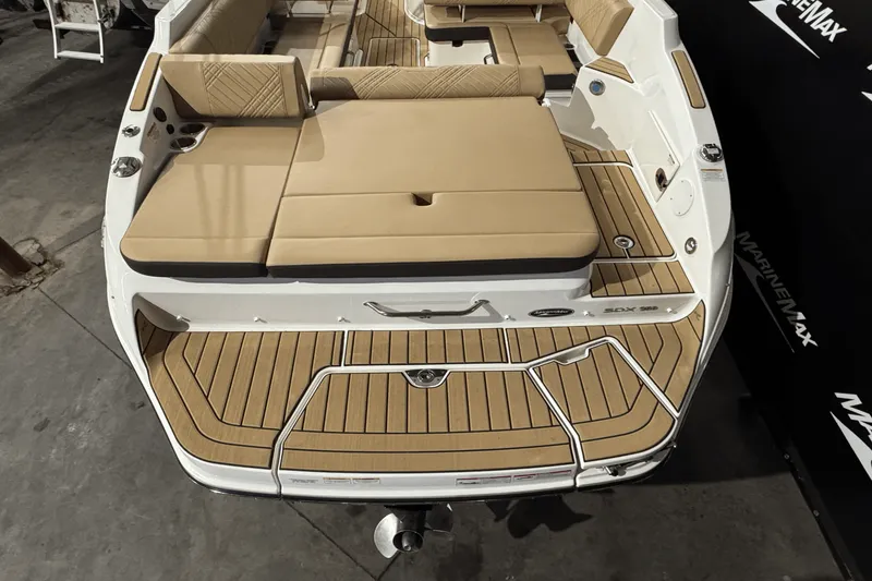 Slide: The Image of Sea Ray 250 SDX 2025 - 5