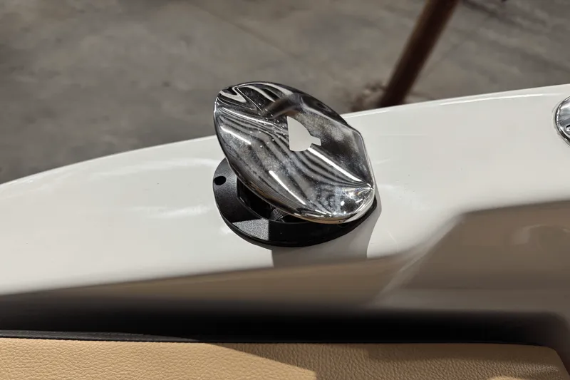 Slide: The Image of Sea Ray 250 SDX 2025 - 6