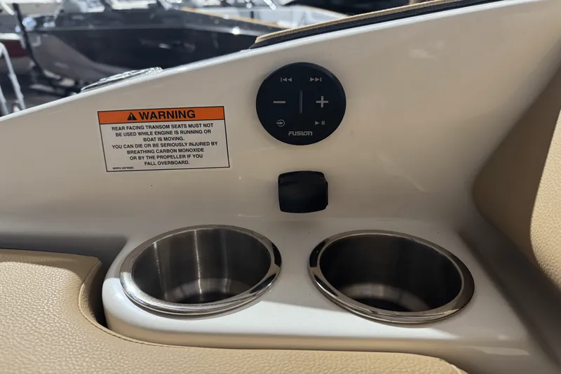 Slide: The Image of Sea Ray 250 SDX 2025 - 8