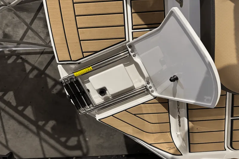 Slide: The Image of Sea Ray 250 SDX 2025 - 9