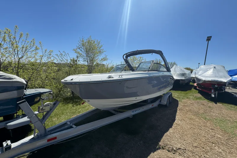 Slide: The Image of Sea Ray 250 SDX 2025 - 1