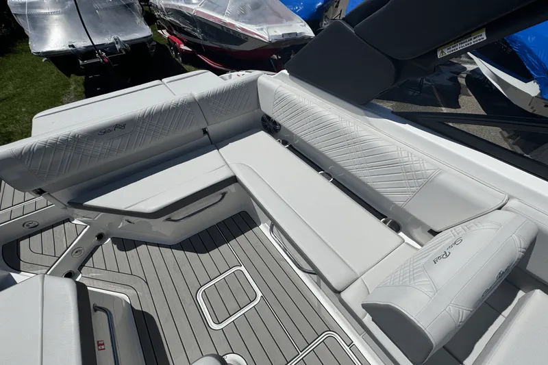 Slide: The Image of Sea Ray 250 SDX 2025 - 12