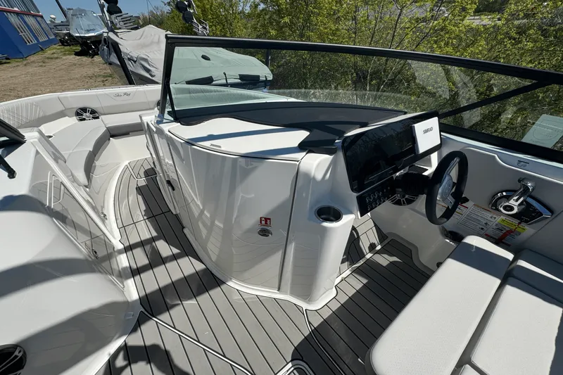 Slide: The Image of Sea Ray 250 SDX 2025 - 17