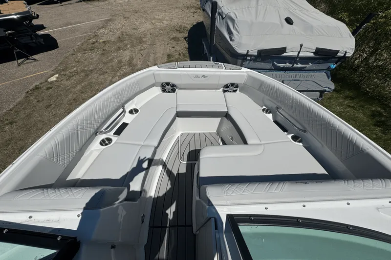 Slide: The Image of Sea Ray 250 SDX 2025 - 21
