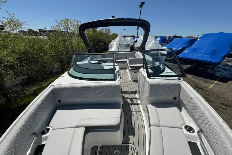Slide: The Image of Sea Ray 250 SDX 2025 - 22