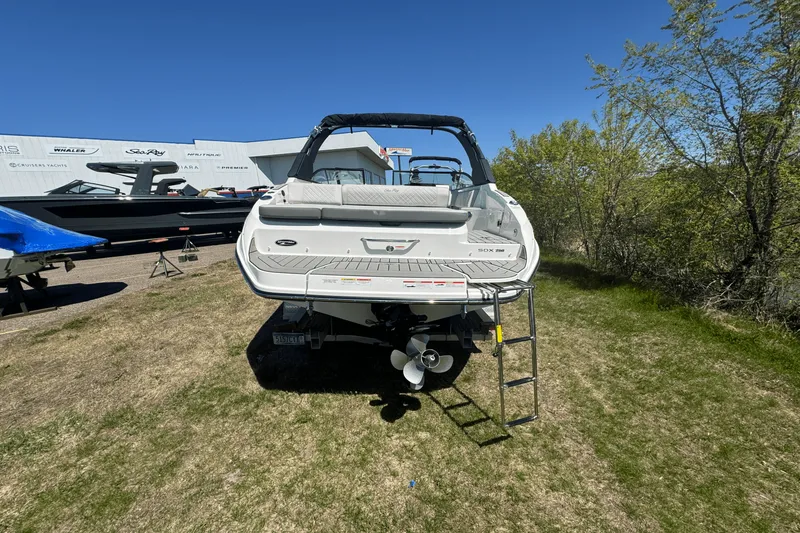 Slide: The Image of Sea Ray 250 SDX 2025 - 5