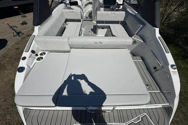 Slide: The Image of Sea Ray 250 SDX 2025 - 7
