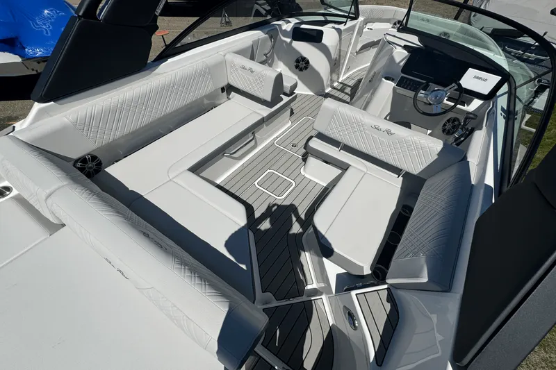 Slide: The Image of Sea Ray 250 SDX 2025 - 9