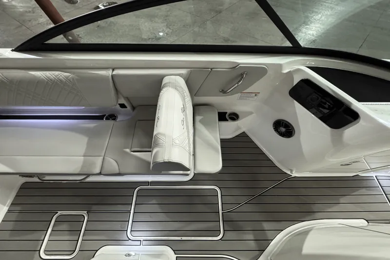 Slide: The Image of Sea Ray SDX 250 Surf 2025 - 25