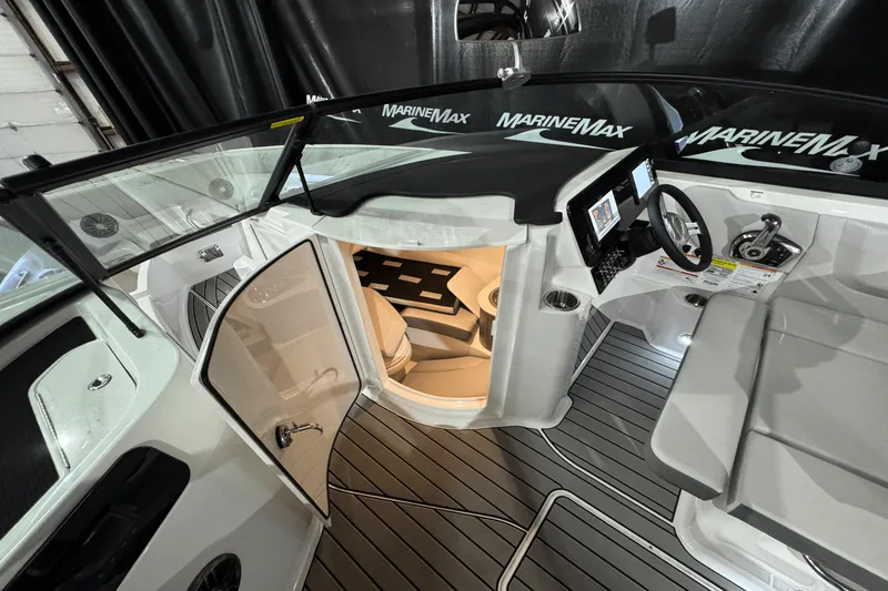 Slide: The Image of Sea Ray SDX 250 Surf 2025 - 32