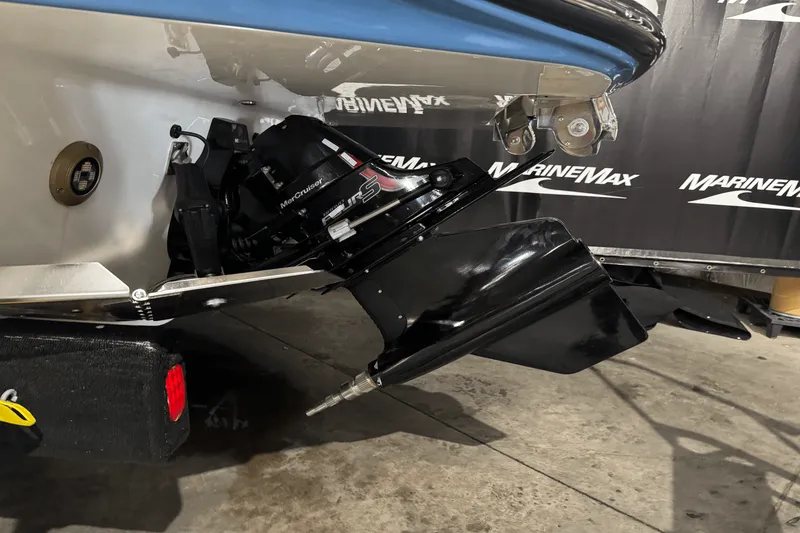 Slide: The Image of Sea Ray SDX 250 Surf 2025 - 5