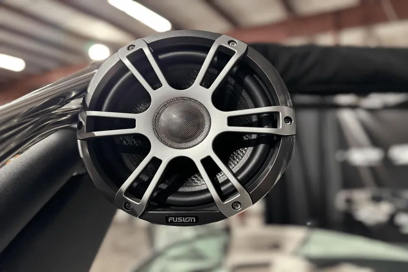 Slide: The Image of Sea Ray SDX 250 Surf 2025 - 17