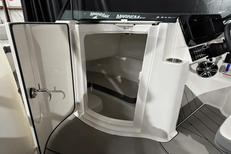 Slide: The Image of Sea Ray SDX 250 Surf 2025 - 25