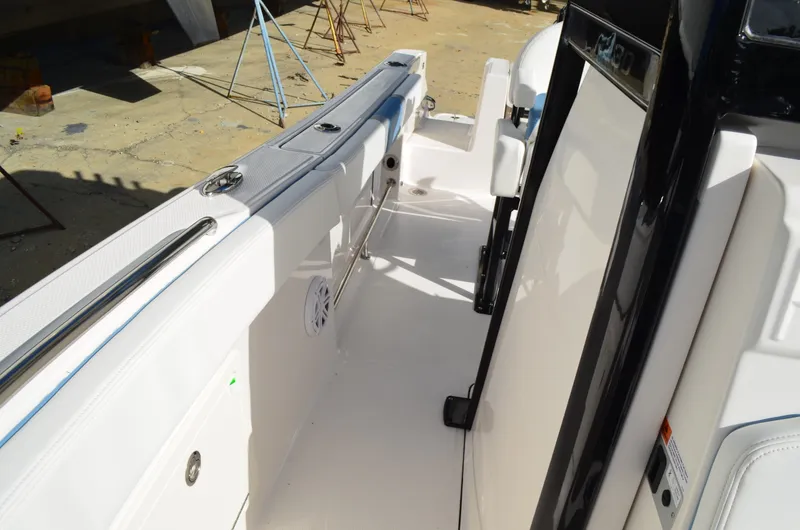 Slide: The Image of Robalo R230 2027 - 5