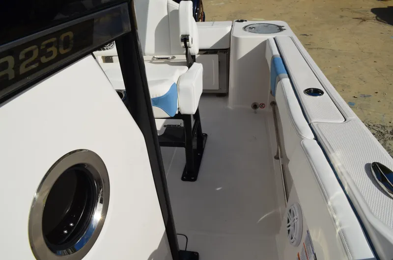 Slide: The Image of Robalo R230 2027 - 4