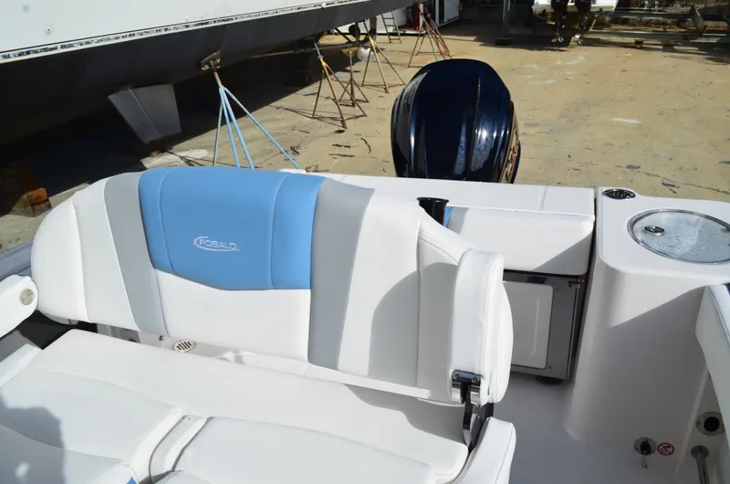 Slide: The Image of Robalo R230 2027 - 11