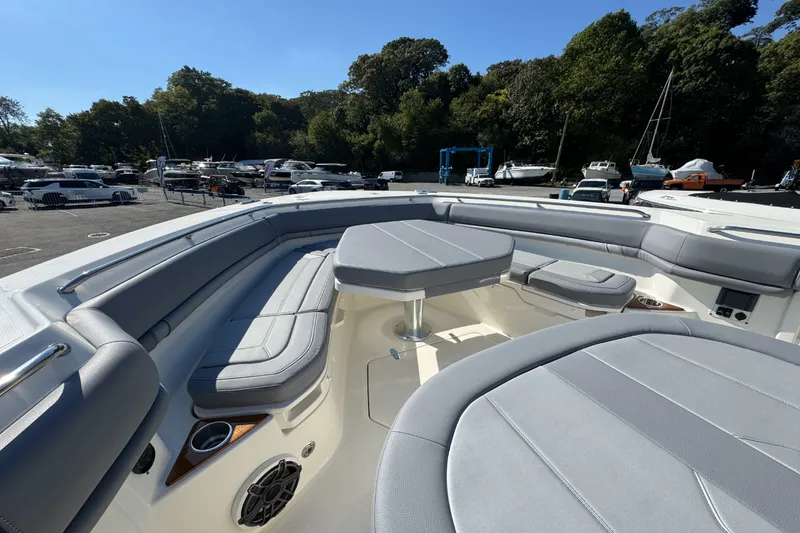 Slide: The Image of Boston Whaler 380 Outrage 2026 - 12