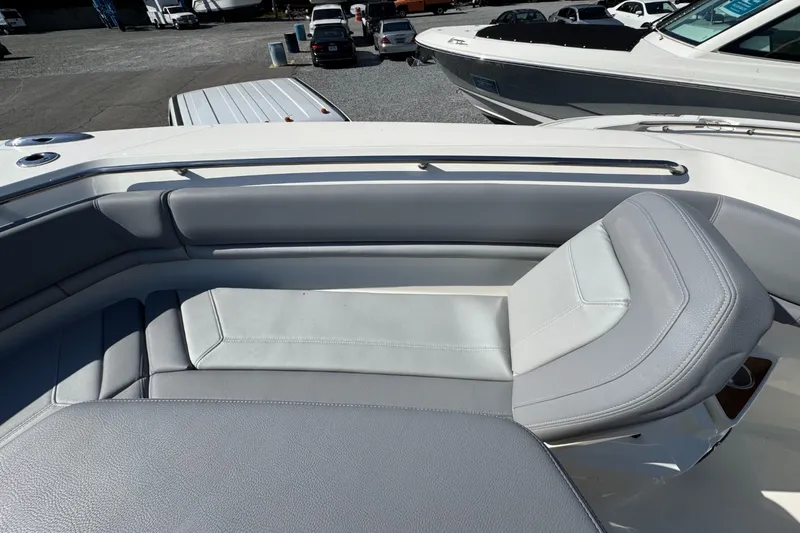 Slide: The Image of Boston Whaler 380 Outrage 2026 - 15