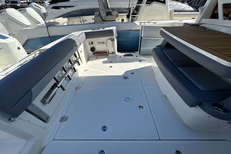 Slide: The Image of Boston Whaler 380 Outrage 2026 - 18