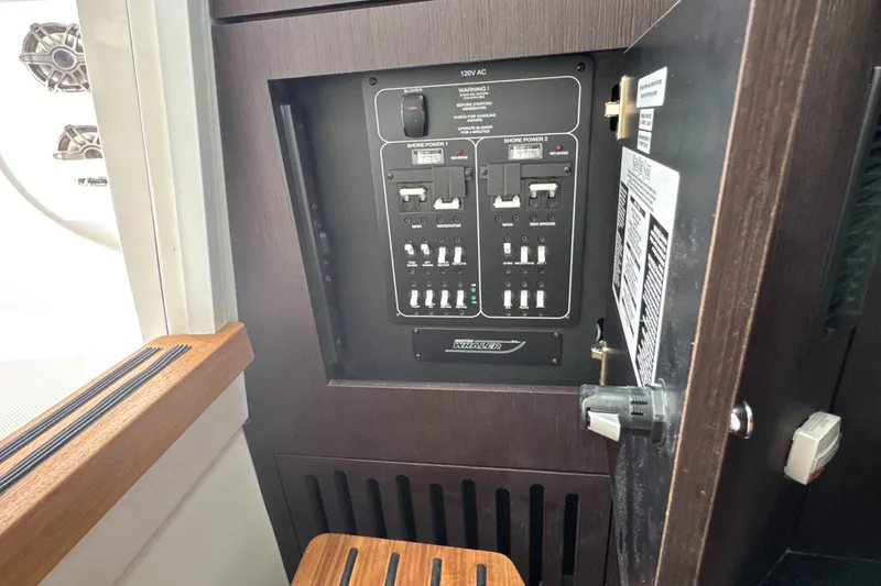 Slide: The Image of Boston Whaler 380 Outrage 2026 - 38