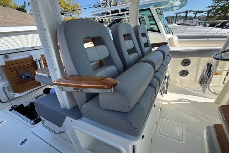 Slide: The Image of Boston Whaler 380 Outrage 2026 - 5