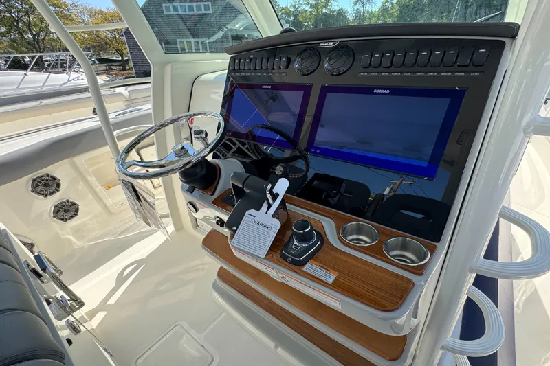 Slide: The Image of Boston Whaler 380 Outrage 2026 - 6
