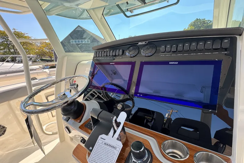 Slide: The Image of Boston Whaler 380 Outrage 2026 - 7