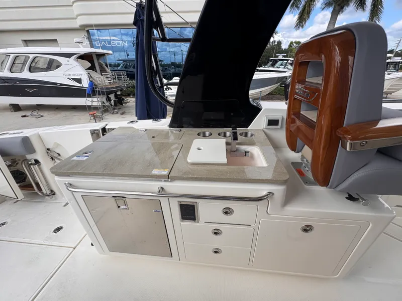 Slide: The Image of Boston Whaler 380 Realm 2026 - 15