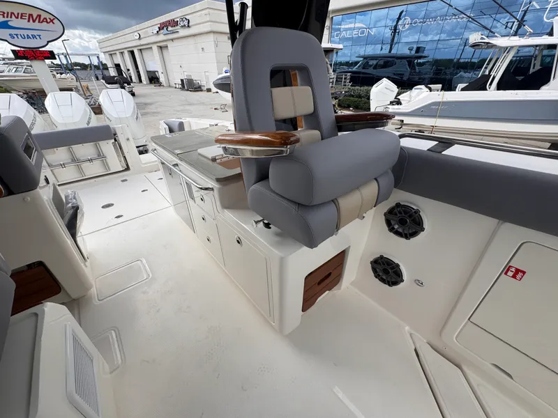 Slide: The Image of Boston Whaler 380 Realm 2026 - 16