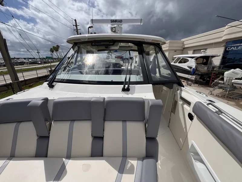 Slide: The Image of Boston Whaler 380 Realm 2026 - 32