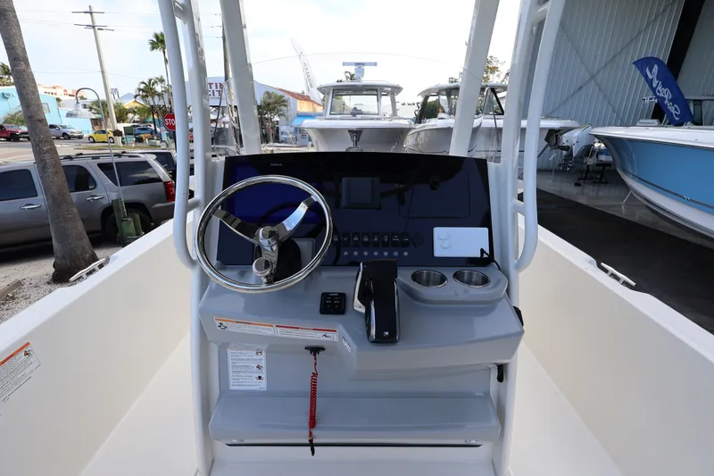 Slide: The Image of Boston Whaler 250 Dauntless 2026 - 11